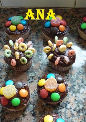 Una foto de Cupcakes decorados para cumpleaños infantiles