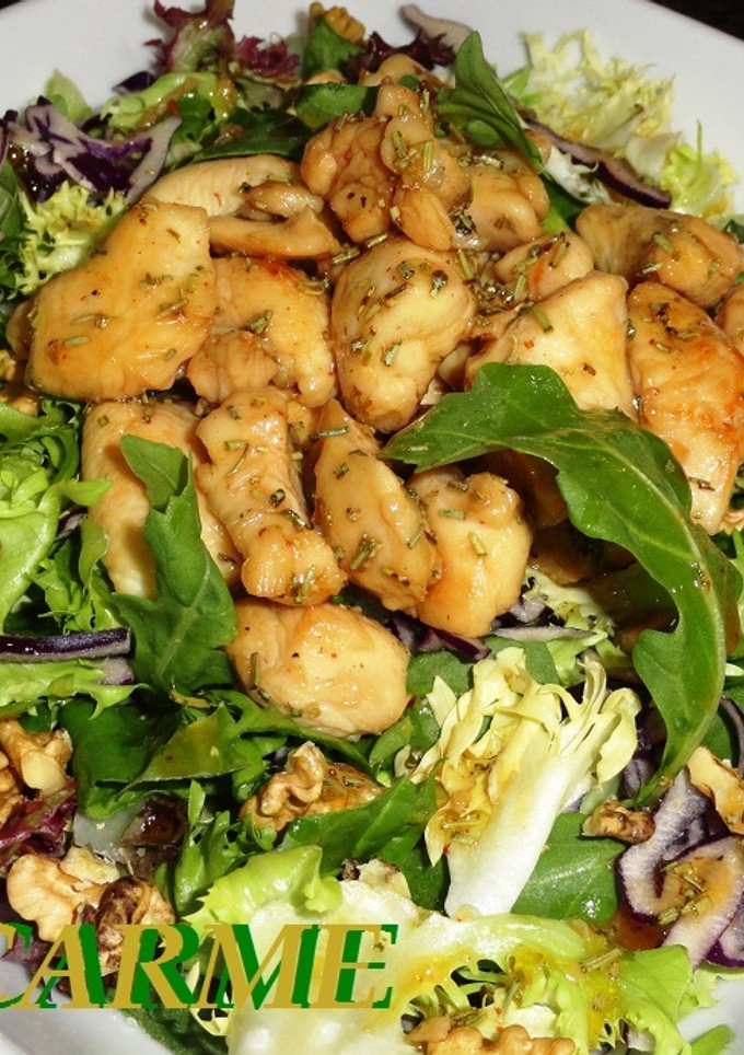 Una foto de Ensalada de pollo con miel y romero
