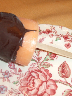 Una foto de Helado de melón cantalupo y cobertura de chocolate