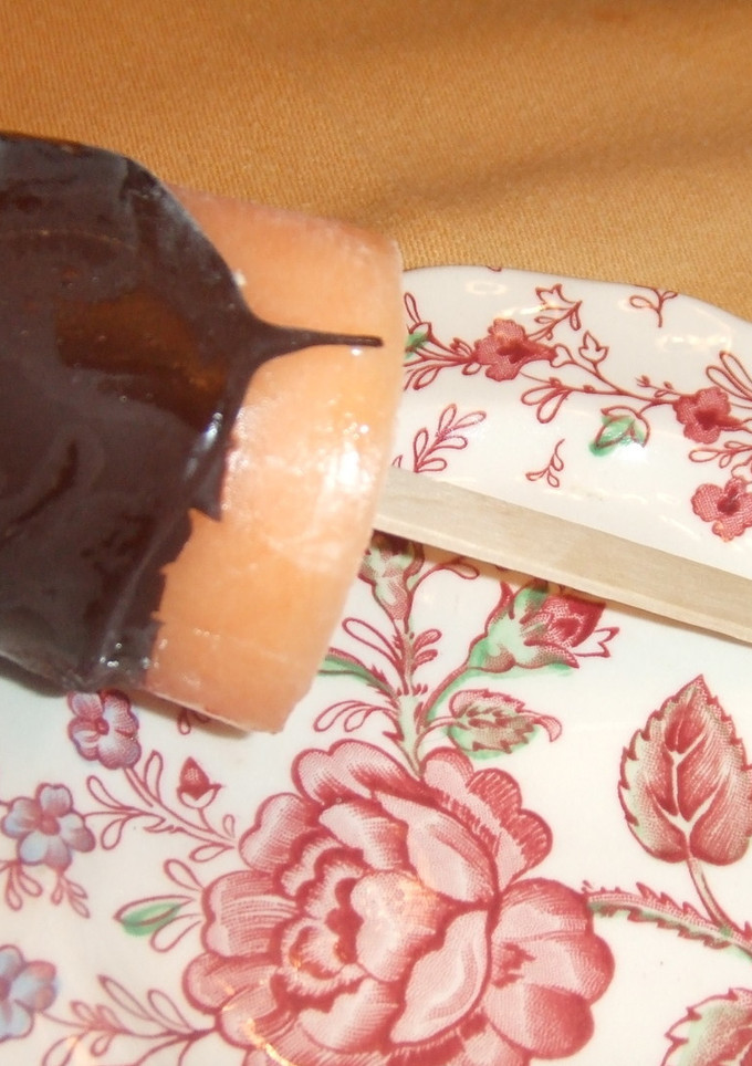 Una foto de Helado de melón cantalupo y cobertura de chocolate