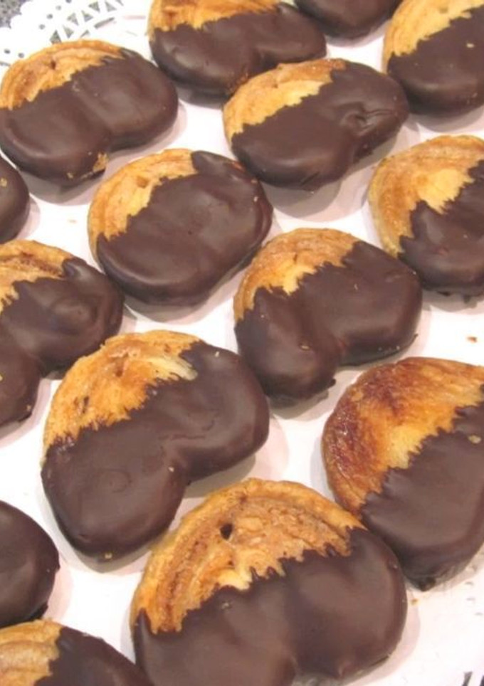 Una foto de Palmeritas de hojaldre bañadas con chocolate