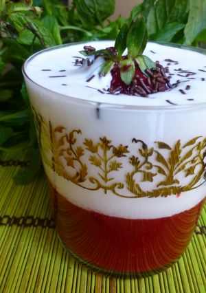 Una foto de Postre de fresas con nata y chocolate