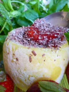 Una foto de Merengue de limón con crema de fresas y chocolate