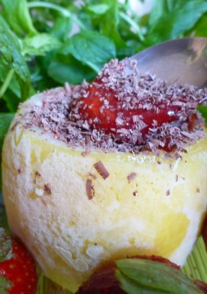Una foto de Merengue de limón con crema de fresas y chocolate