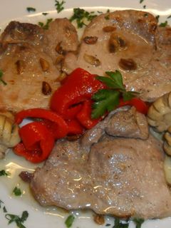 Una foto de Chuletas con pimientos y champiñones torneados