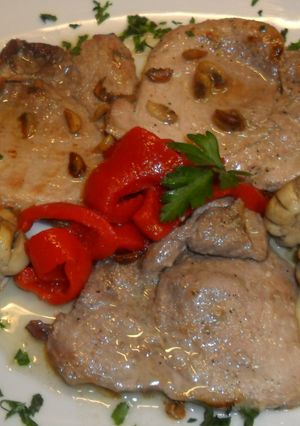Una foto de Chuletas con pimientos y champiñones torneados
