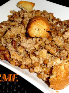 Foto principal de Huevos revueltos con lentejas y chorizo