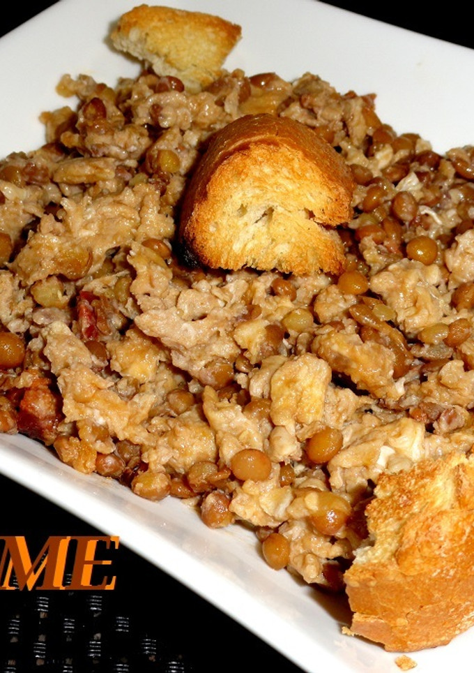 Una foto de Huevos revueltos con lentejas y chorizo