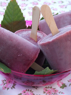 Una foto de Helados de cerezas con yogur griego