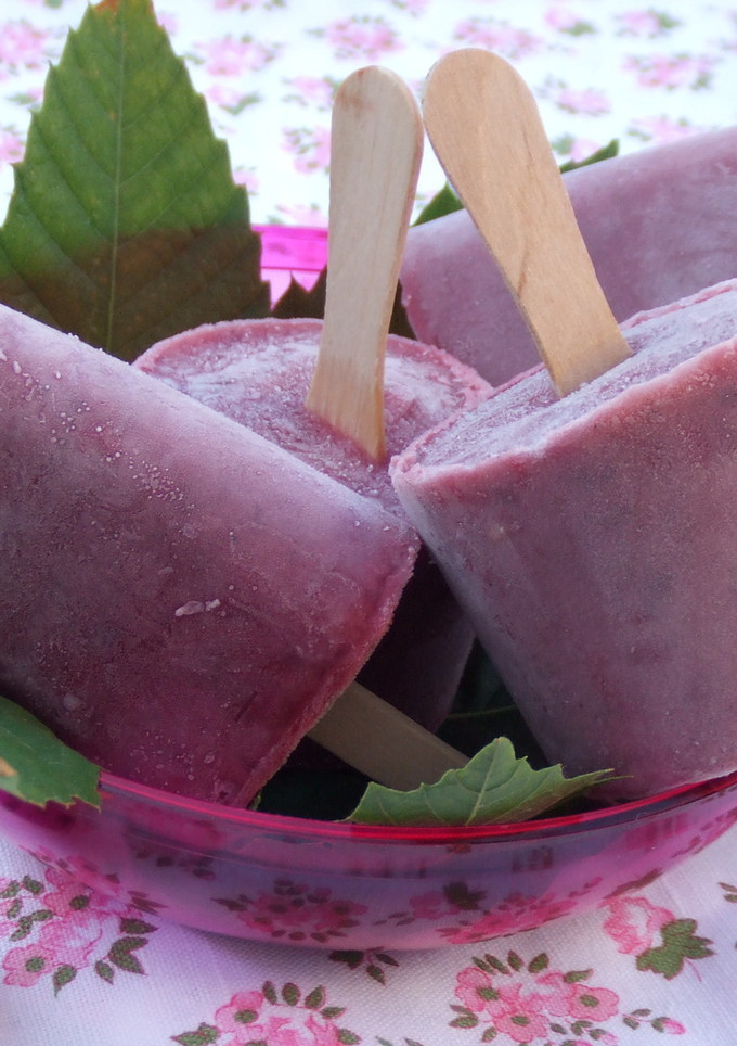 Una foto de Helados de cerezas con yogur griego