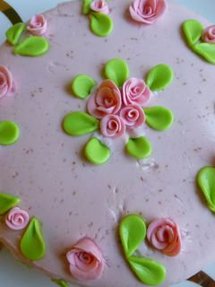 Una foto de Tarta de nata y fresa con rosas de azúcar
