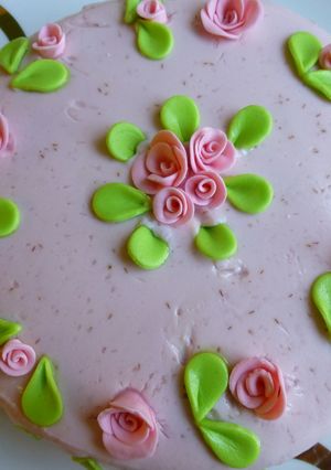 Una foto de Tarta de nata y fresa con rosas de azúcar
