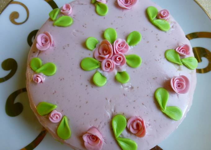 Foto principal de Tarta de nata y fresa con rosas de azúcar
