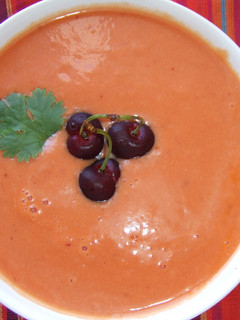 Una foto de Gazpacho de sandía y cerezas