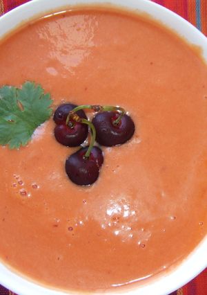 Una foto de Gazpacho de sandía y cerezas