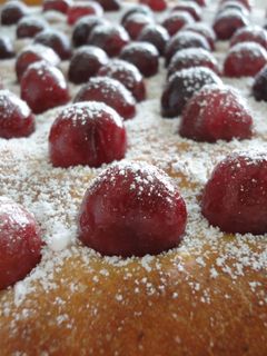 Una foto de Coca de cerezas