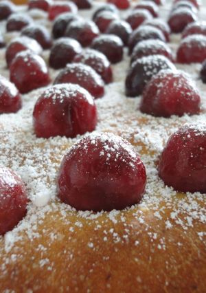 Una foto de Coca de cerezas