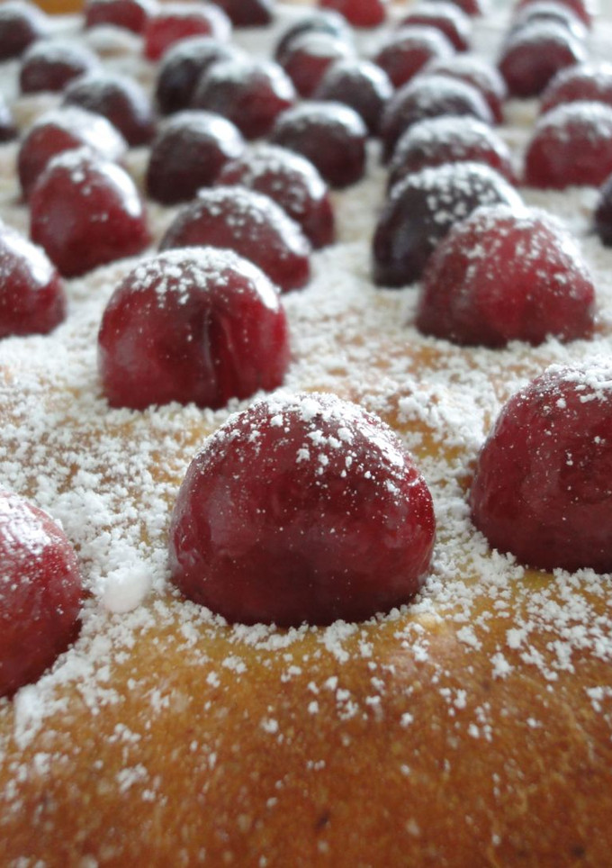 Una foto de Coca de cerezas