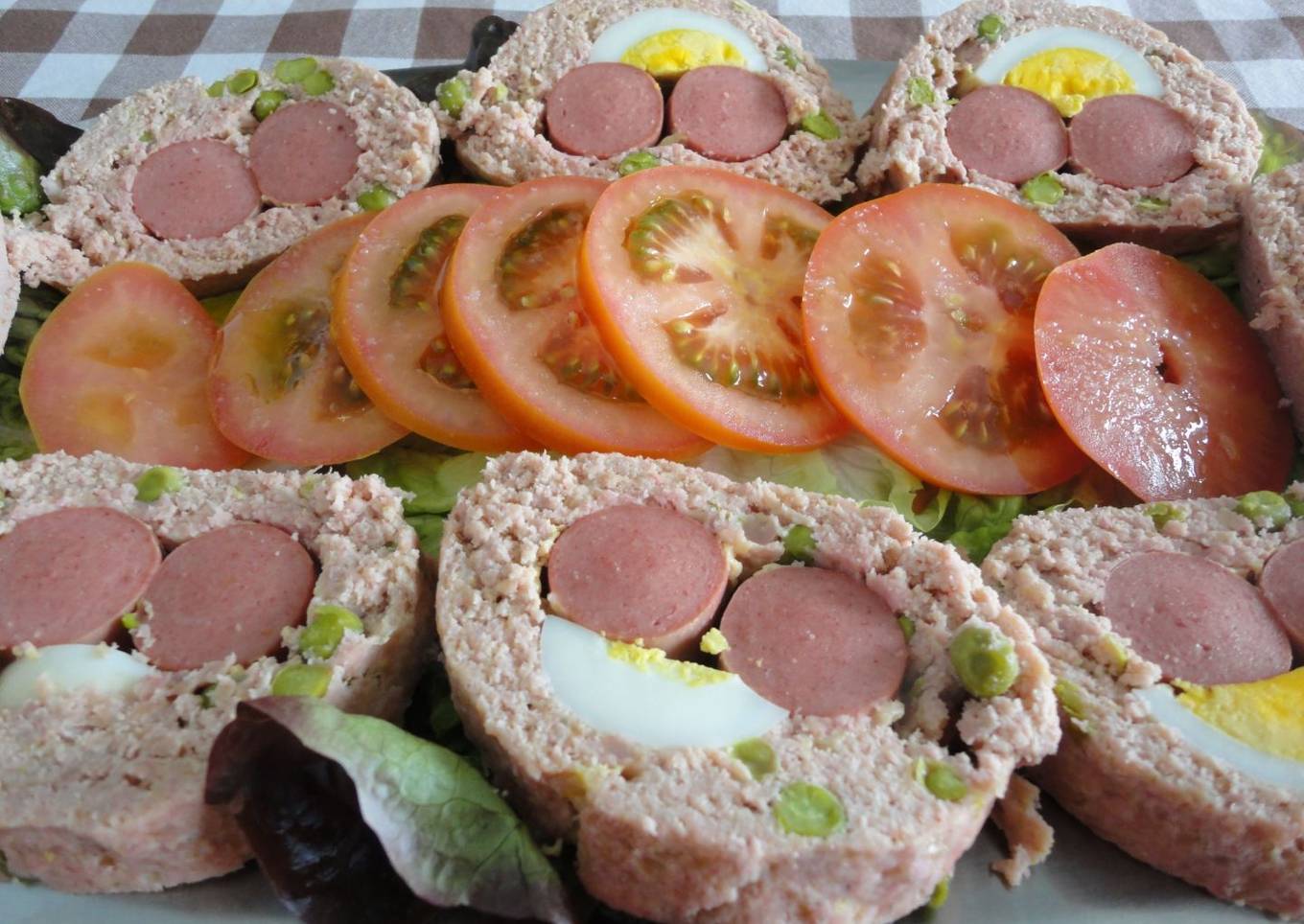 Albóndiga con salchichas y huevos duros<br />