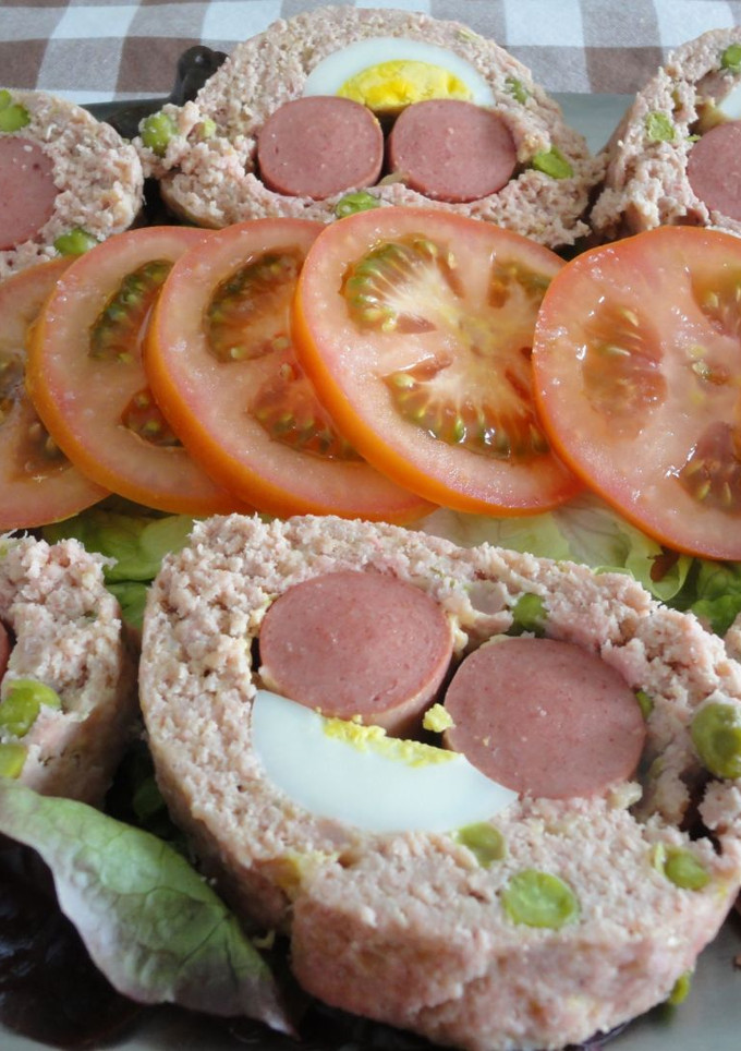 Una foto de Albóndiga con salchichas y huevos duros