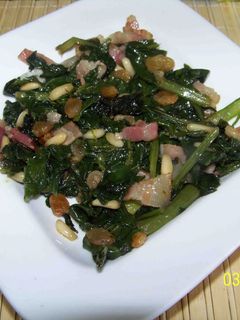Una foto de Acelgas salteadas con pasas y piñones