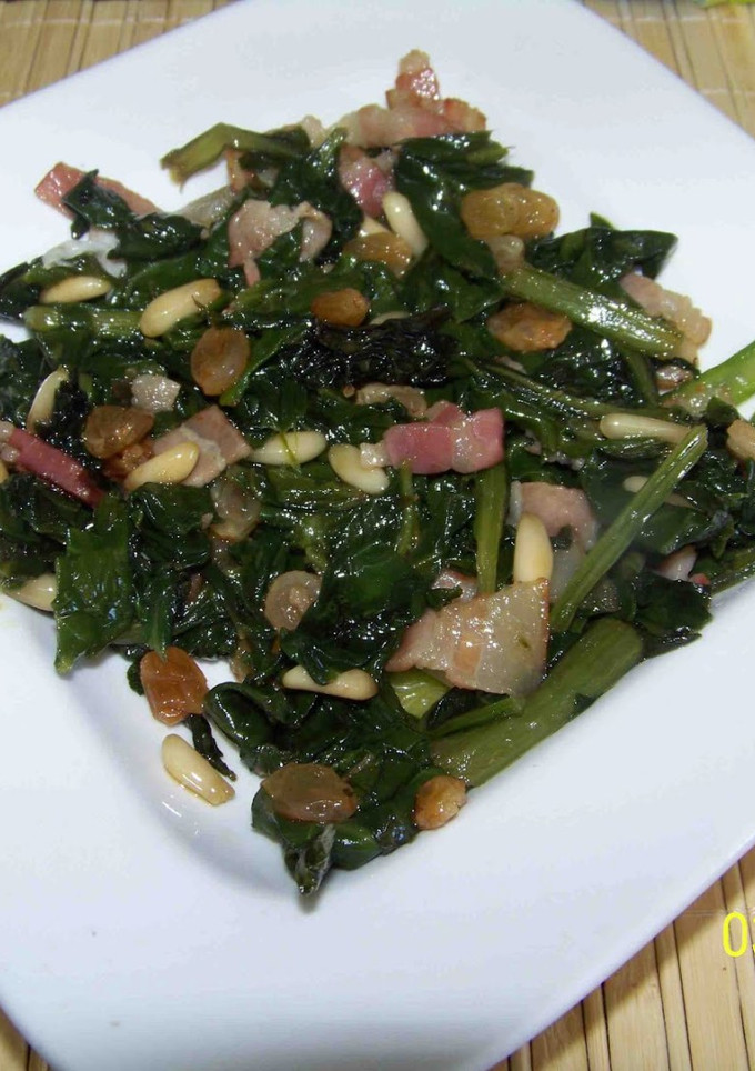 Una foto de Acelgas salteadas con pasas y piñones