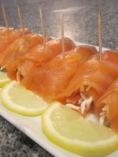 Una foto de Rollitos de salmón marinado con surimi