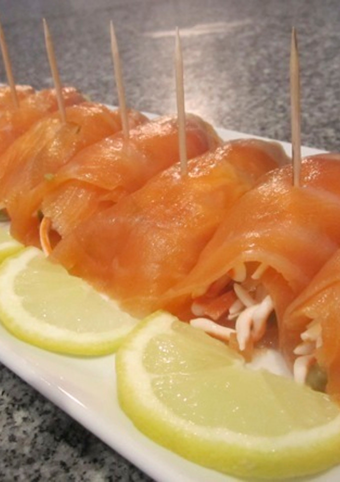 Una foto de Rollitos de salmón marinado con surimi