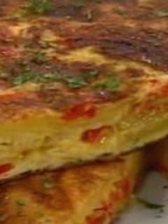 Una foto de Tortilla de chorizo, cebolla y perejil