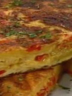 Una foto de Tortilla de chorizo, cebolla y perejil