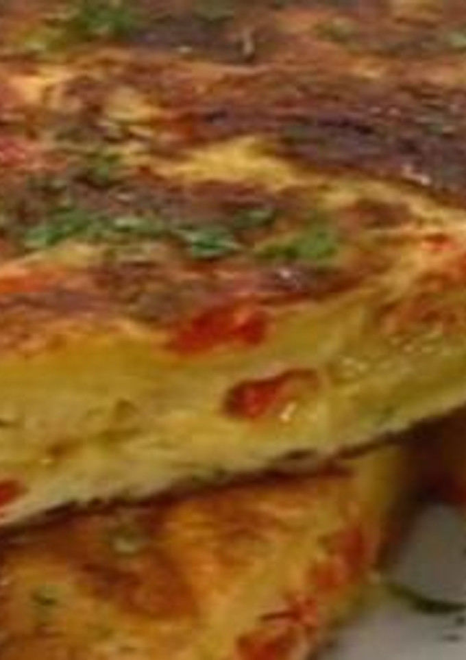 Una foto de Tortilla de chorizo, cebolla y perejil