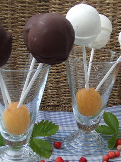 Una foto de Piruletas heladas de yogur, fruta y cobertura de chocolate