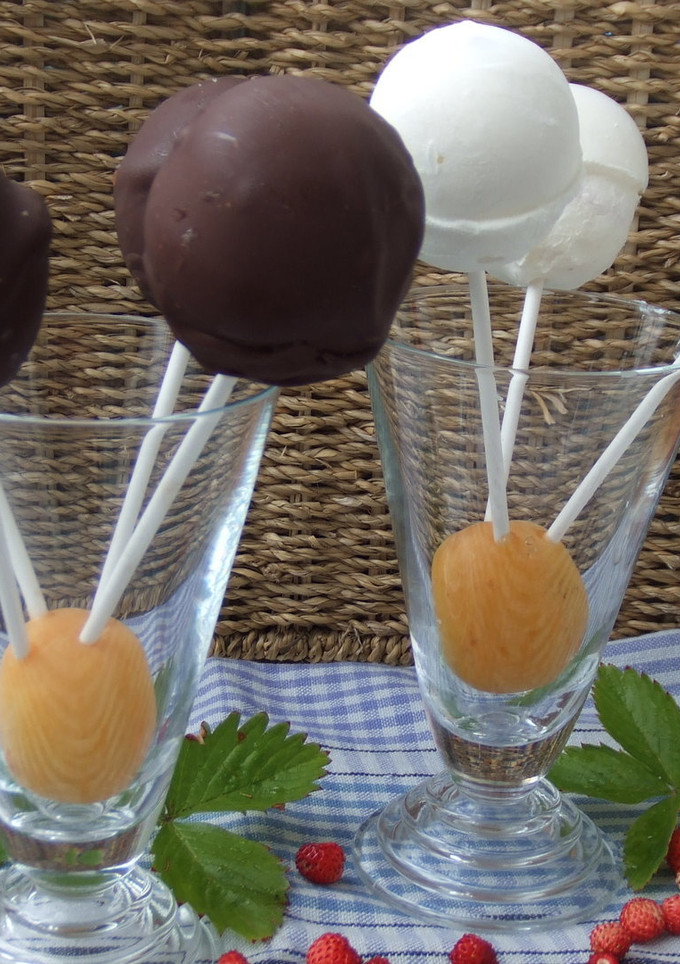 Una foto de Piruletas heladas de yogur, fruta y cobertura de chocolate