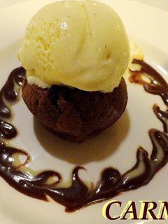 Una foto de Pudines de chocolate fondant con helado