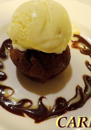 Una foto de Pudines de chocolate fondant con helado