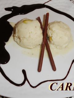 Una foto de Helado de plátano y yogur con pistachos
