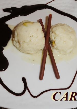 Una foto de Helado de plátano y yogur con pistachos