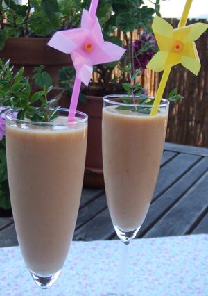 Una foto de Batido de melocotones y ciruelas al aroma de canela