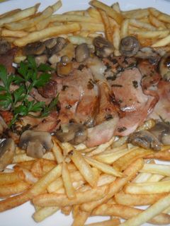 Una foto de Jamón marinado con patatas y champiñones