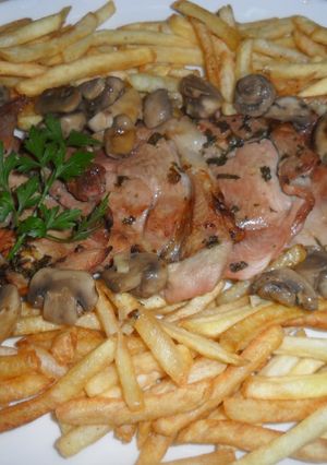 Una foto de Jamón marinado con patatas y champiñones