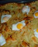 Tarta hojaldrada de cebollas y huevos de codorníz