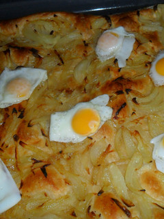 Foto principal de Tarta hojaldrada de cebollas y huevos de codorníz