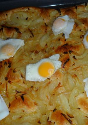 Una foto de Tarta hojaldrada de cebollas y huevos de codorníz