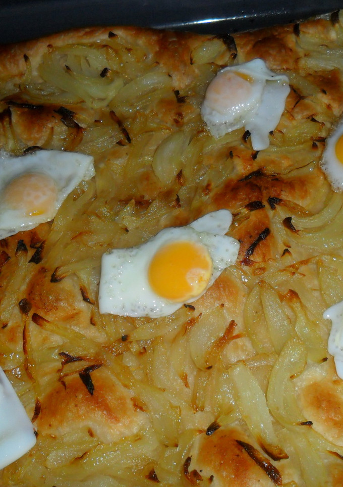 Una foto de Tarta hojaldrada de cebollas y huevos de codorníz