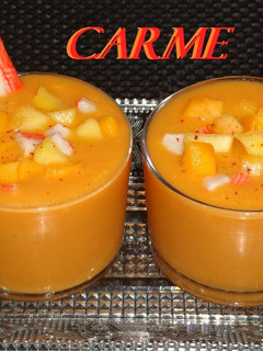Una foto de Chupitos de gazpacho de melocotón con palitos de mar