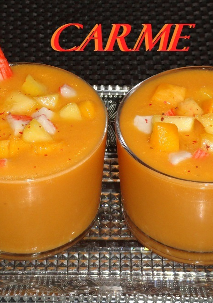 Una foto de Chupitos de gazpacho de melocotón con palitos de mar