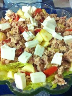 Una foto de Ensalada con queso fresco y manzana