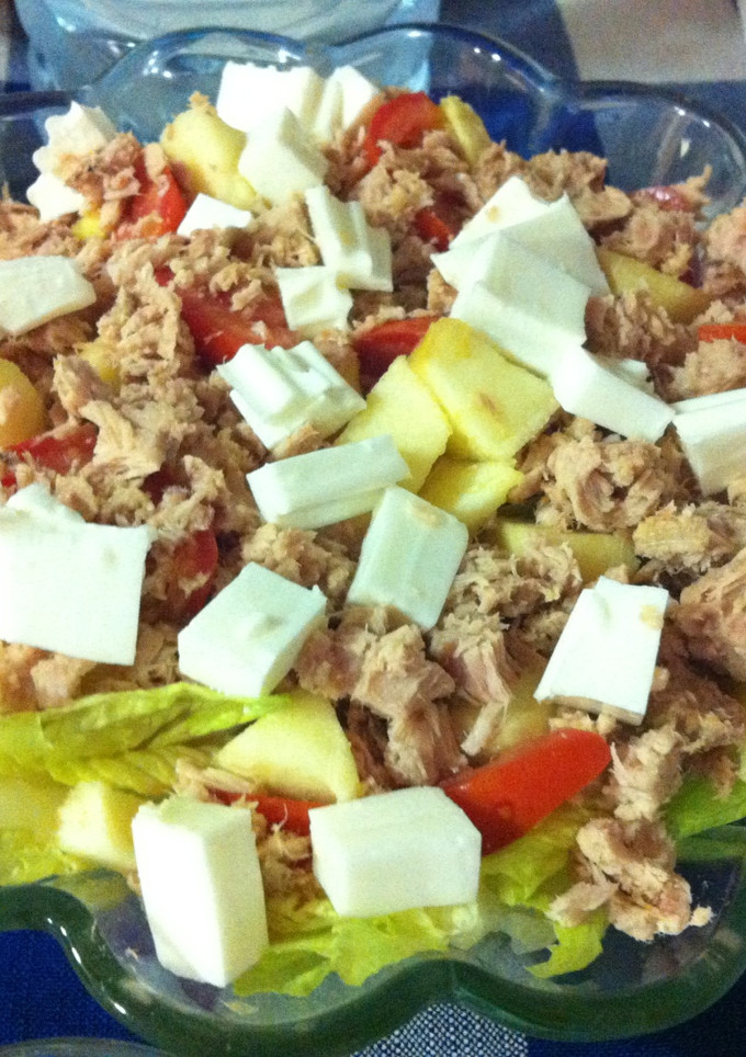 Una foto de Ensalada con queso fresco y manzana