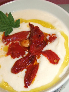Una foto de Sopa blanca fría con pimientos de piquillo