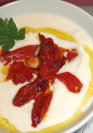 Una foto de Sopa blanca fría con pimientos de piquillo